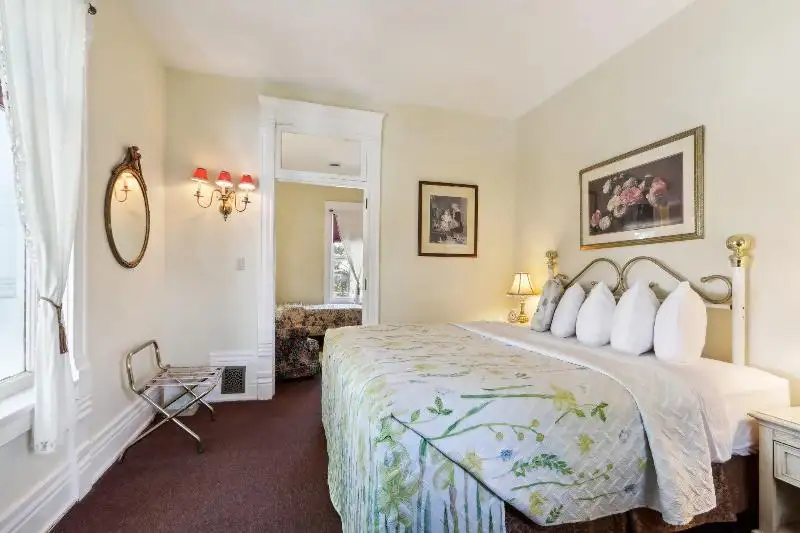 Historic Inn with Guest Suites and Motel Units in Wisconsin Dells