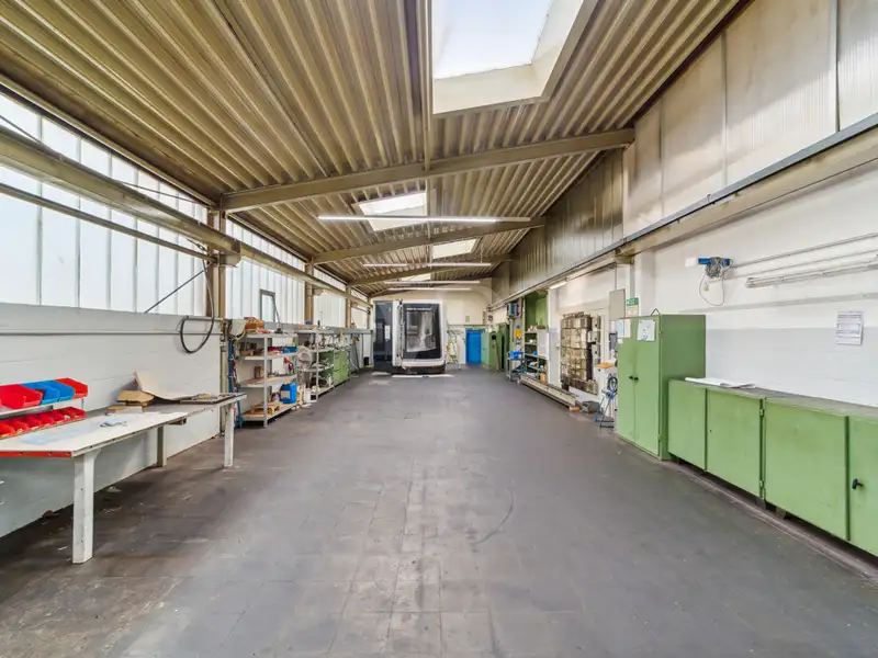 Spacious Industrial Hall for Sale on 4691 M² Leasehold Plot with Renovation Potential
