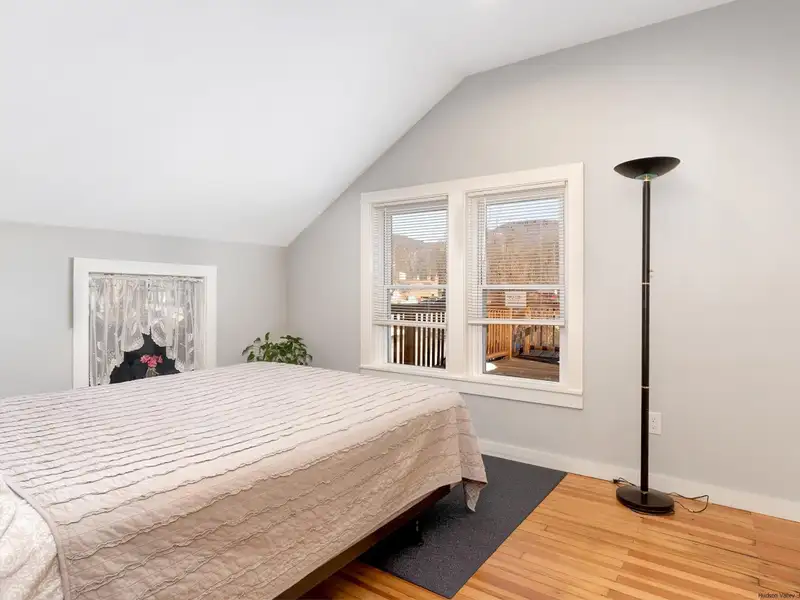 Renovated Pub and Hotel in Prime Woodstock Location with Restaurant and Apartments