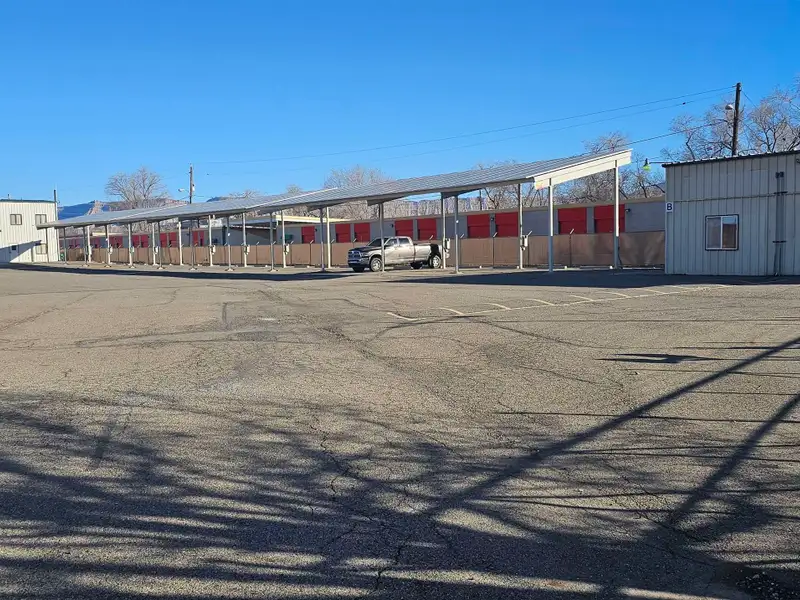 Industrial Complex with Three Buildings on 3.5 Acres Near I-70b