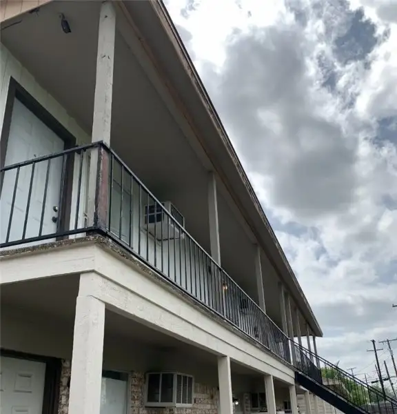 Multi-unit Complex on Entire City Block in North Killeen with Development Potential