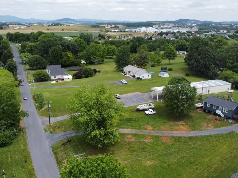 Commercial Building for Lease: 3,000 Sq Ft with Loading Dock Near I81