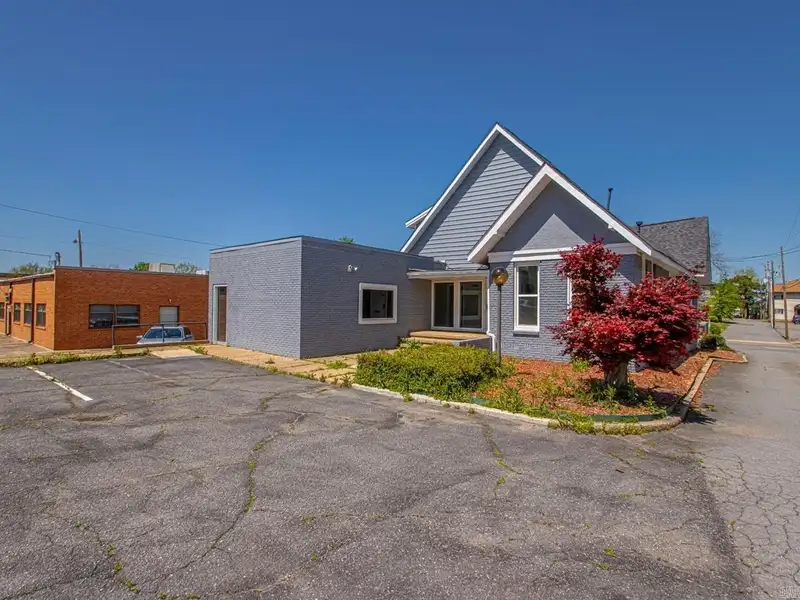 Remodeled Commercial Building Near I-630, Downtown Little Rock – Ideal for Office or Apartment