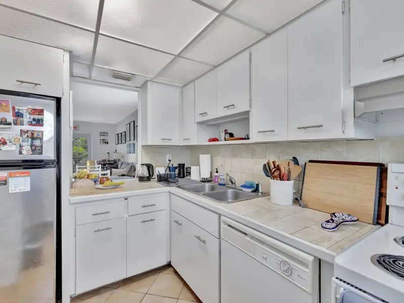 Multi-unit Garden Retreat in Oakland Park with Pool and Upgraded Apartments