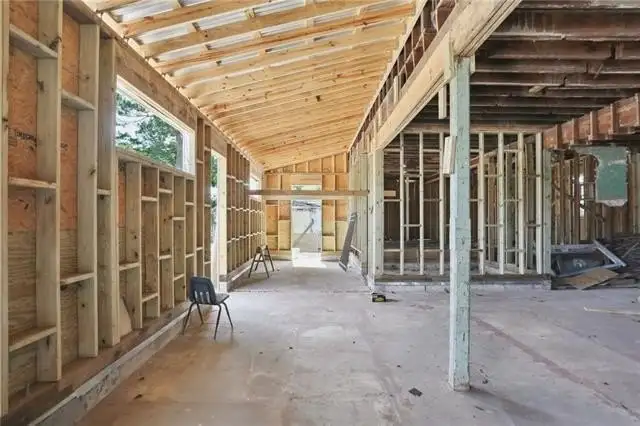 Versatile Commercial Property Near Downtown – 7,000 Sq Ft with Multiple Utilities and Parking
