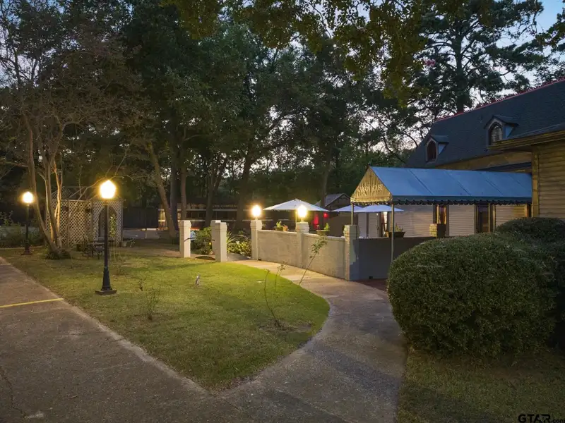 Historic Downtown Pittsburg Bed and Breakfast with 6 Ensuites and Unique Train Car Suite