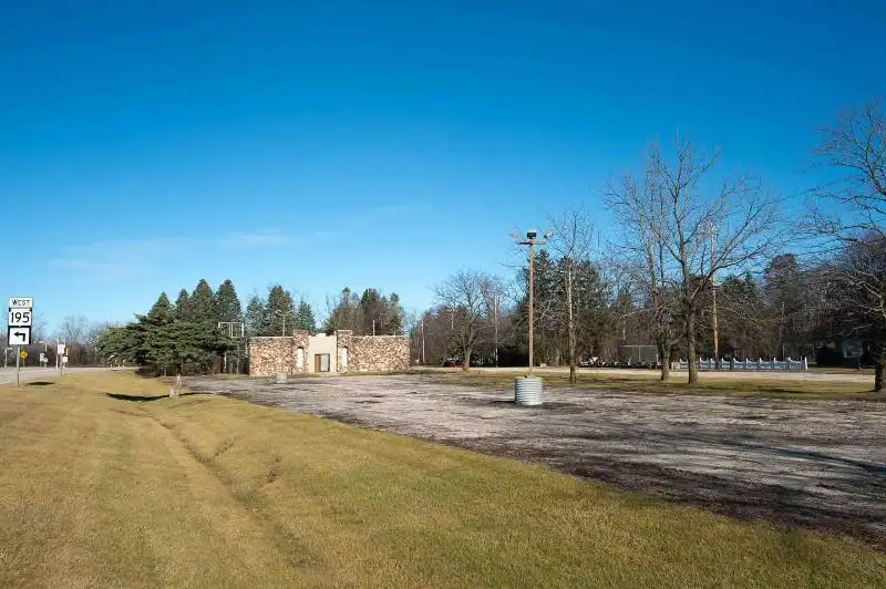 Large Commercial Building with 420 Feet Frontage on State Highway 32, Zoned B-2
