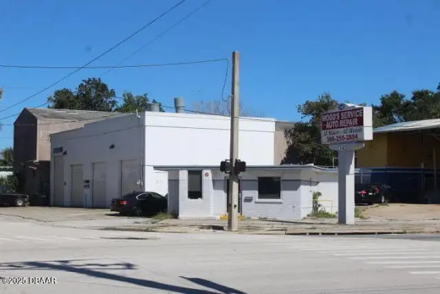 Freestanding Auto Repair Building on High Traffic Corner Lot in Mason Avenue