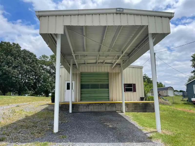 Commercial Building for Lease: 3,000 Sq Ft with Loading Dock Near I81
