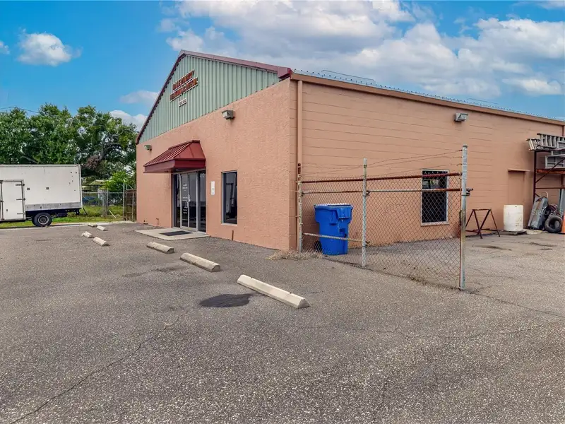Masonry Warehouse with Office and Six Bay Doors in Drew Park