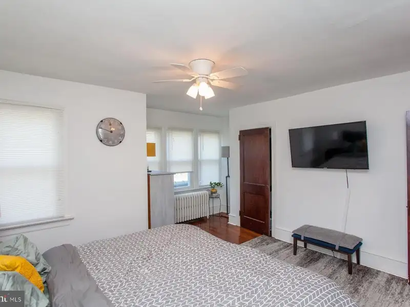Multi-unit Building with Commercial Space and Two Residential Apartments in Established Location