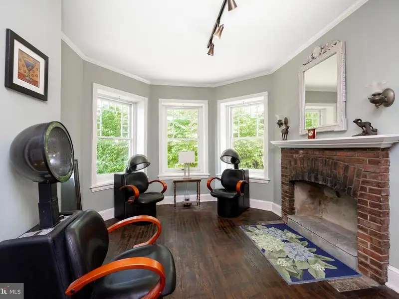 Mixed-use Property in Wayne, Pa: Salon with 1-bedroom Apartment Above