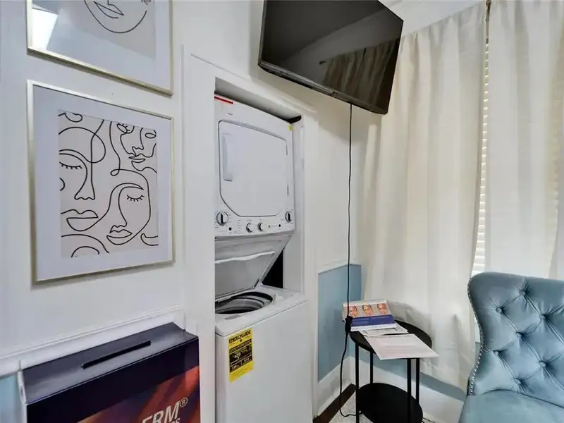 Office Suites in Hyde Park with Conference Rooms and Ample Parking