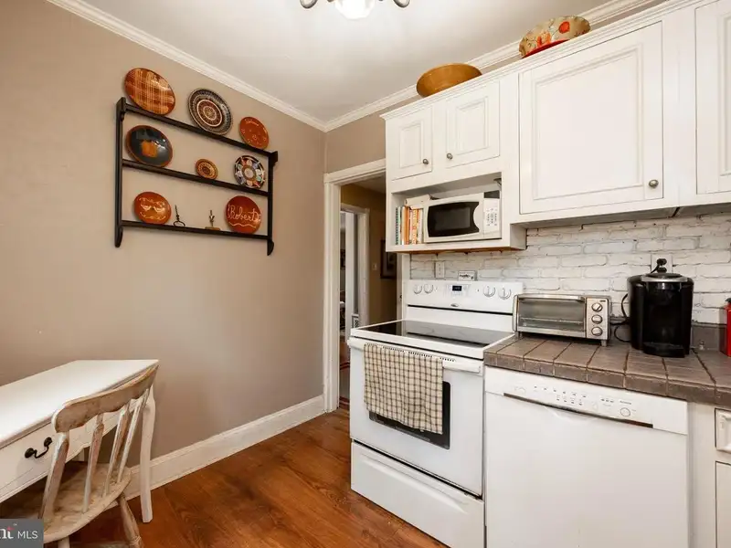 Mixed-use Property in Wayne, Pa: Salon with 1-bedroom Apartment Above