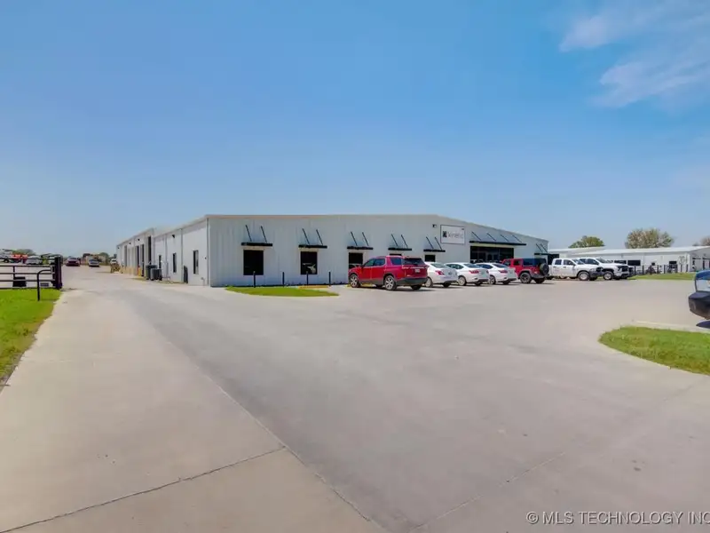 Fully Leased Office/warehouse with Nnn Lease in Prime Location, 45,000 Sf Yard Space