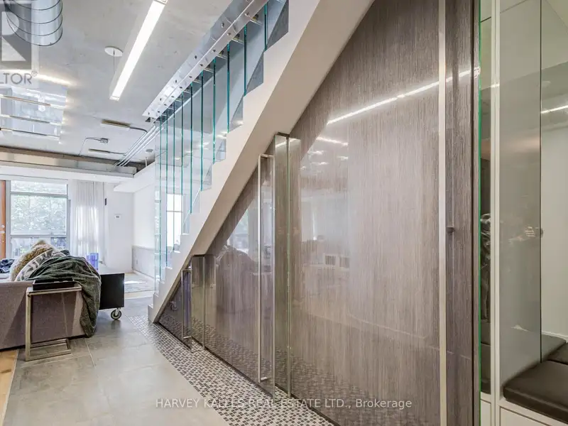 Executive Urban Townhome in King West with Private Entrance and Premium Amenities
