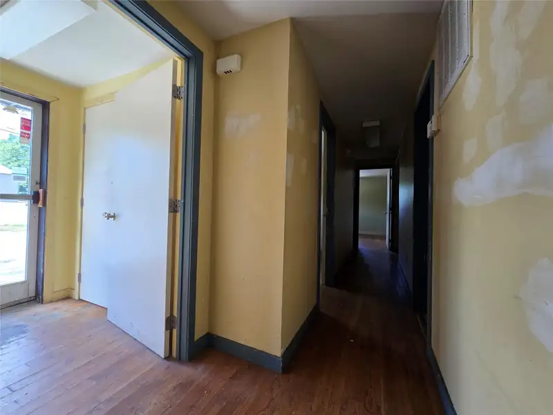 Free-standing Office Space with Multiple Offices and Ample Parking in Prime Location