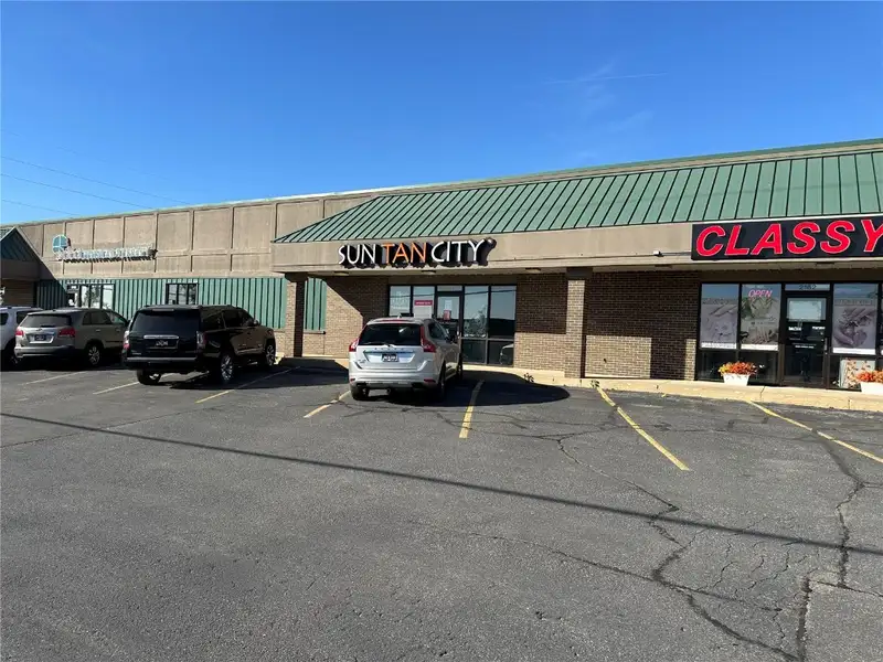 Flexible 2,500 Sq Ft Retail Space for Lease in Hiawatha, Ia on Busy Corridor