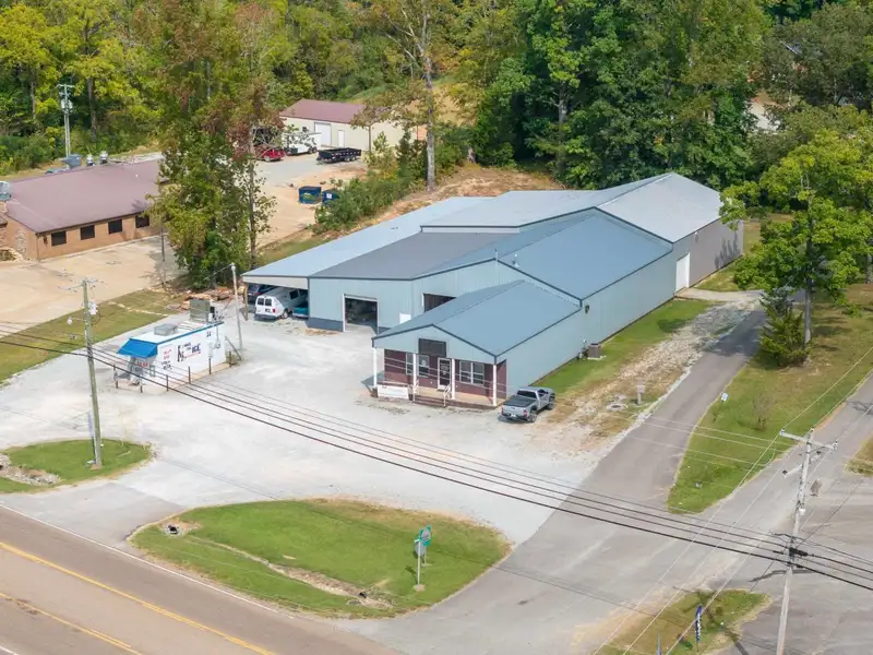 Large Commercial Building with Highway Frontage in Parsons, Tennessee