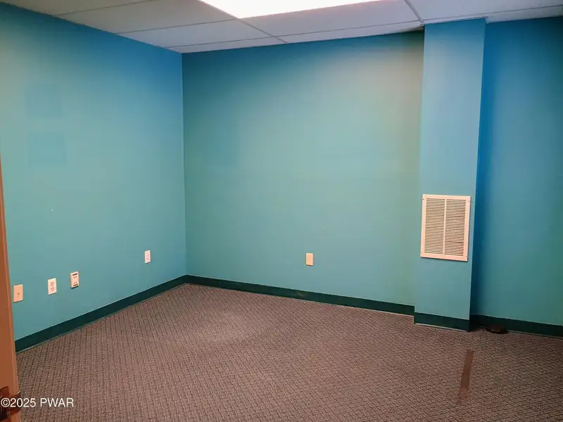 Prime 3,060 Sq Ft Office Space in Central Location Near I-84