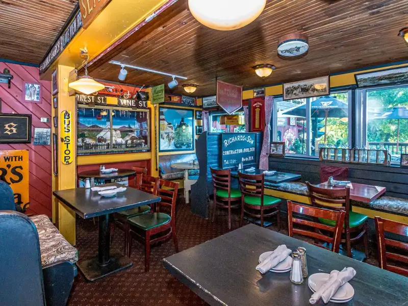 Irish Pub and Restaurant with Mountain Views on 1.64 Acres in North Conway