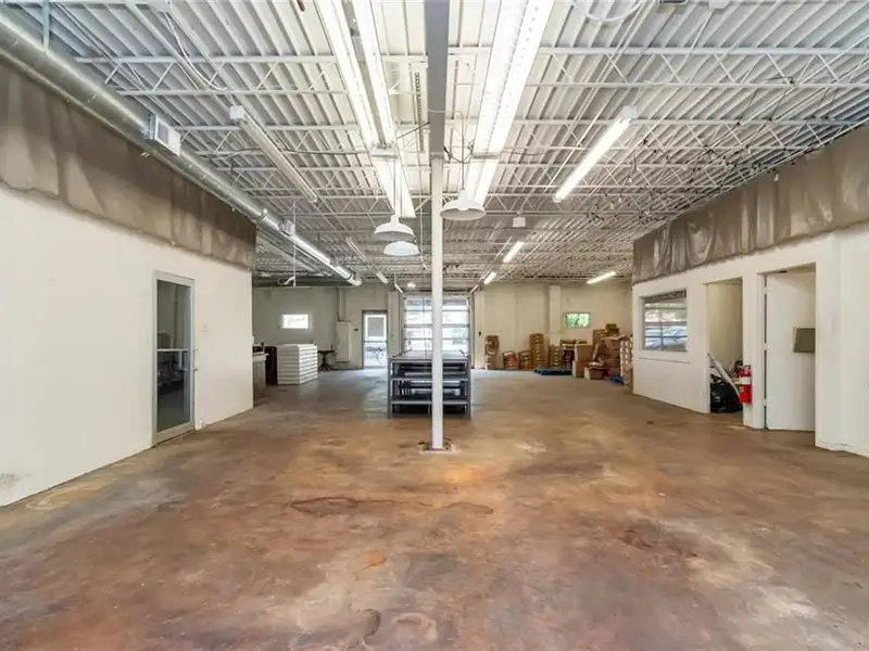Commercial Property with Dual Storefronts in Midtown Mobile – High Visibility and Versatile Space