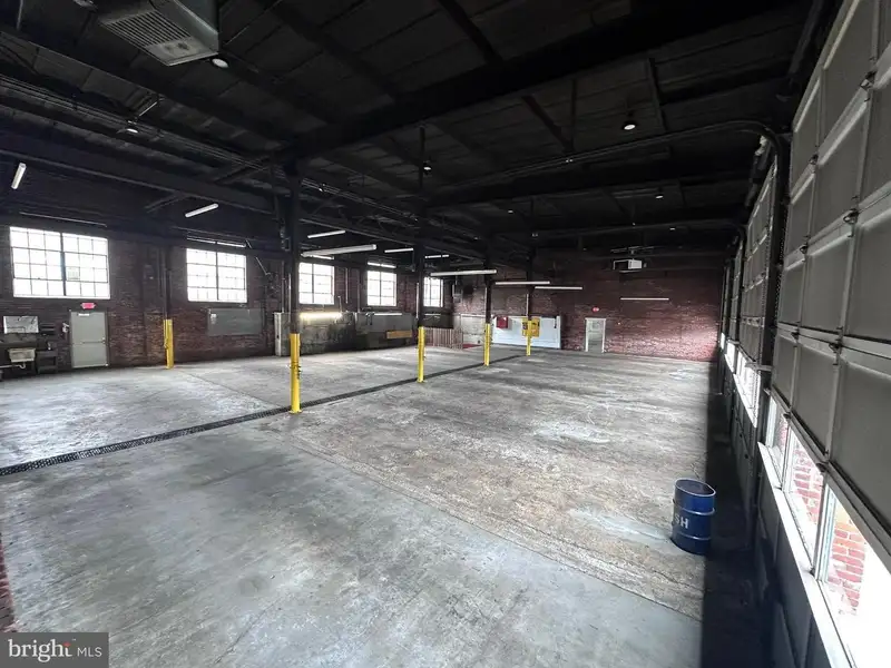 Industrial Building with 6 Bay Truck Repair Facility on 1.47 Acres Near Downtown