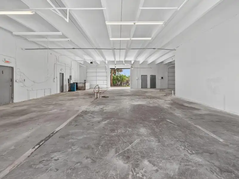 Versatile 2,700 Sf Flex/industrial Condo Units in Jupiter's Industrial Corridor