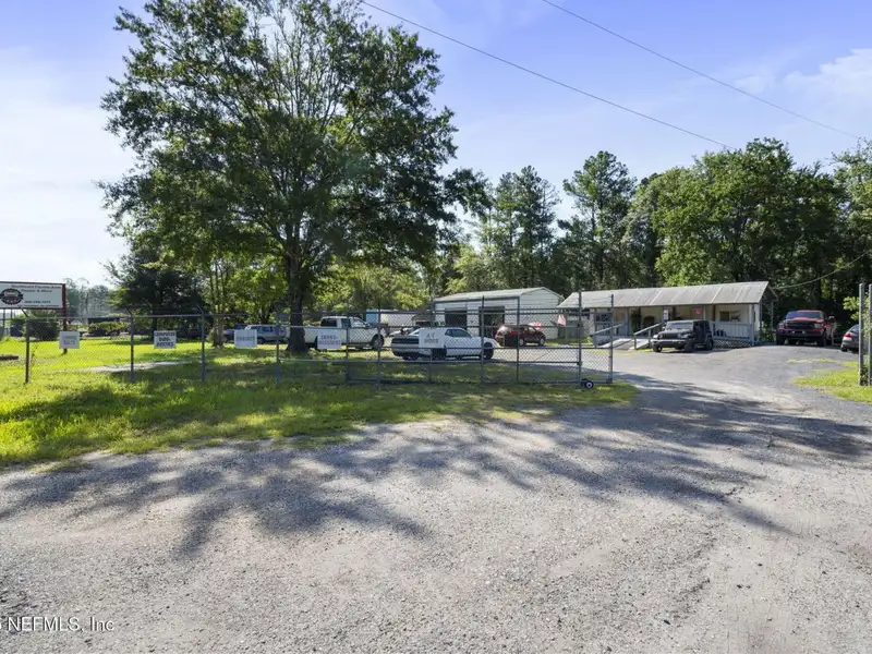 Mixed-use Parcel with Buildings, Ideal for Auto Repair or Sales in Convenient Location