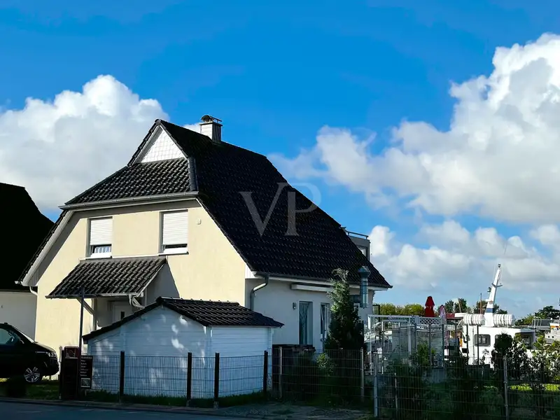 Mixed-use Property with Snack Bar and Apartment on Peenemünde Harbor Promenade