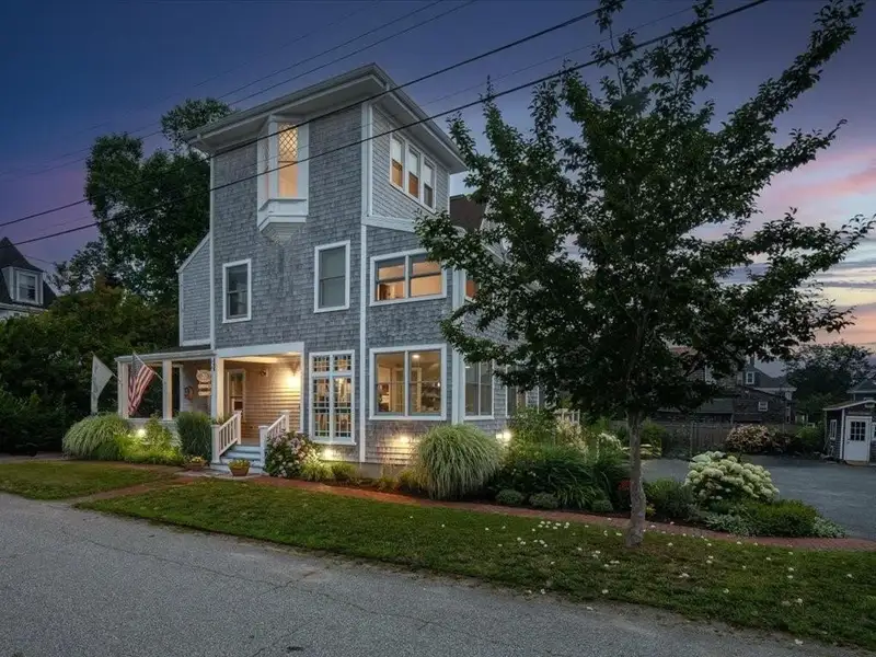 Distinctive Victorian Guest House in Jamestown with 7 Ensuite Bedrooms and Water Views