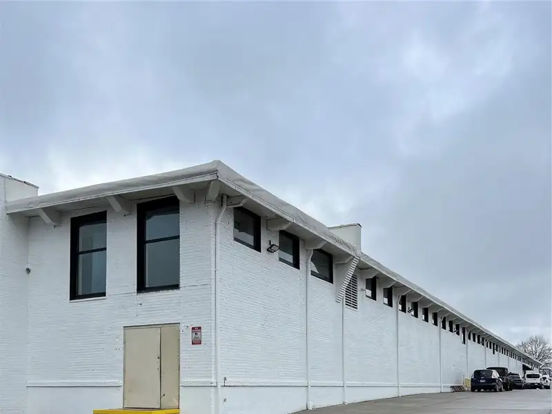 Spacious Commercial Warehouse for Storage and Distribution in Prime Location