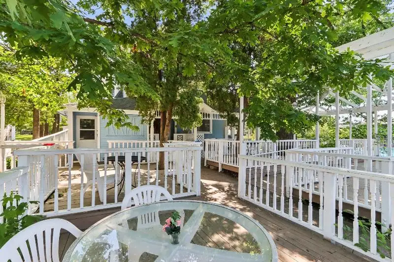 Historic Inn with Guest Suites and Motel Units in Wisconsin Dells