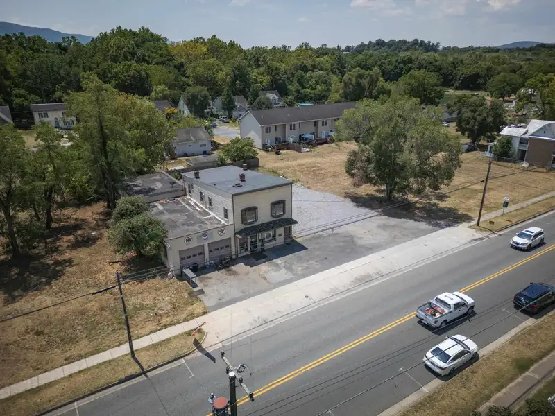 Mixed-use Property in Elkton: Antique Store with 3-bedroom Apartment and Ample Parking