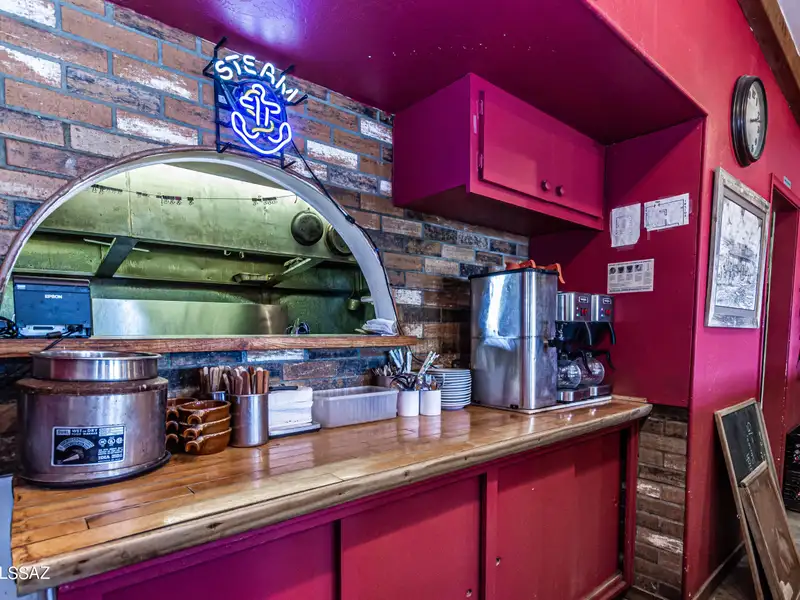 Commercial Building in Sonoita with Equipped Kitchen and Solar Panels
