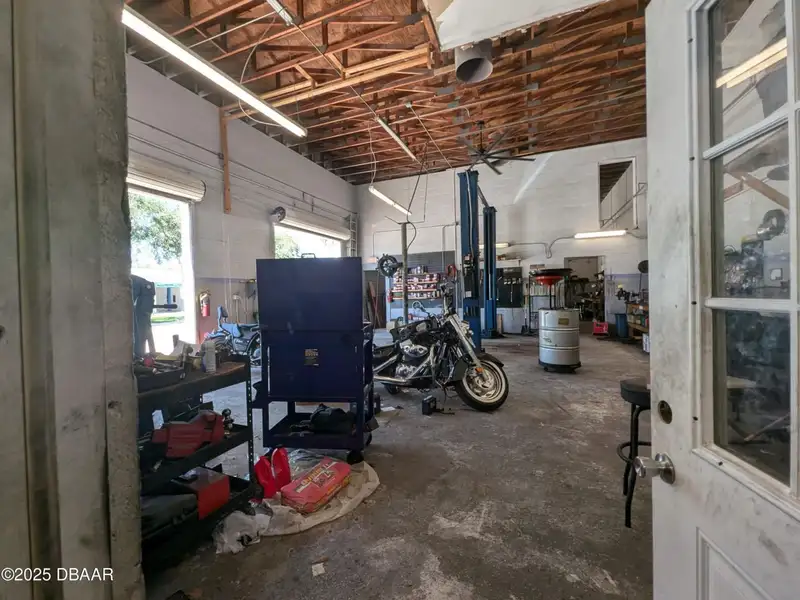 Freestanding Auto Repair Building on High Traffic Corner Lot in Mason Avenue