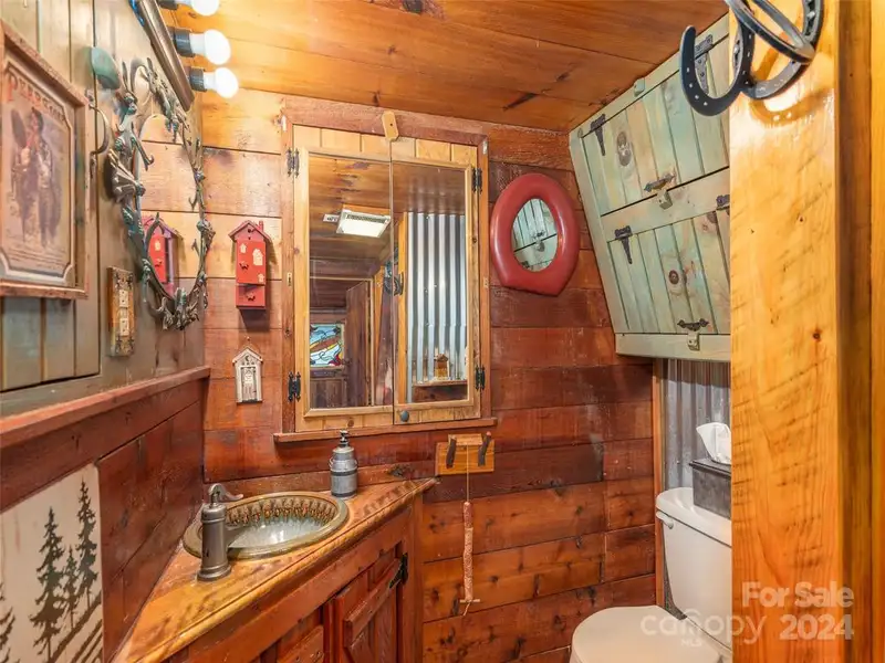 Charming Cottage and Barn on Expansive Mountain Retreat with Outdoor Amenities