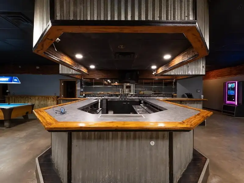 Prime Restaurant/bar on 1.24 Acres with Ample Parking and Outdoor Dining