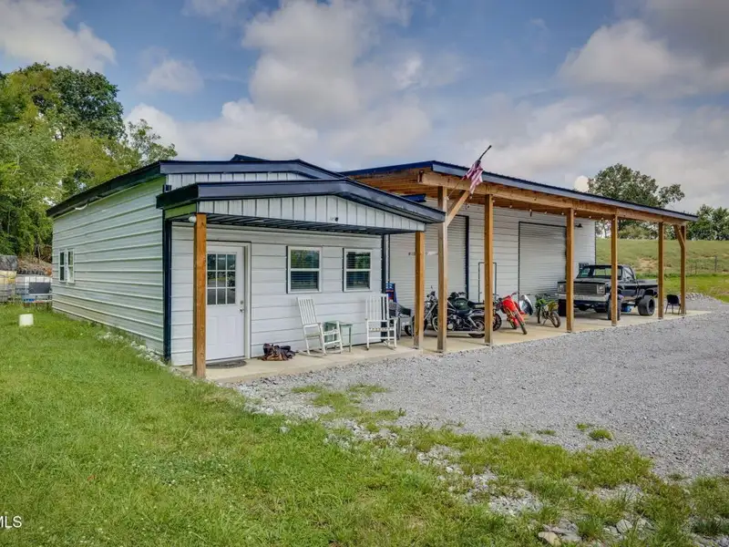 Custom Barndominium on 3 Acres with Pool and Income-generating Garage in Tennessee