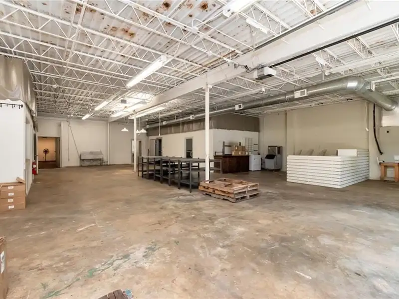 Commercial Property with Dual Storefronts in Midtown Mobile – High Visibility and Versatile Space
