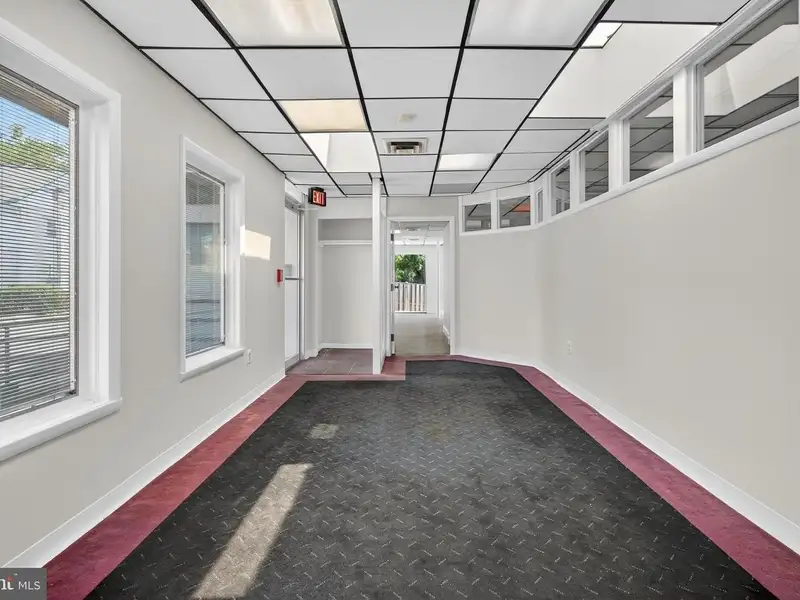 Versatile Commercial Property in Northwood Park, Ideal for Offices, Retail, or Light Industrial