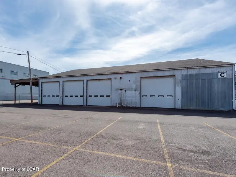 6000 Sq Ft Mechanical Garage with Overhead Doors in Prime Business Location