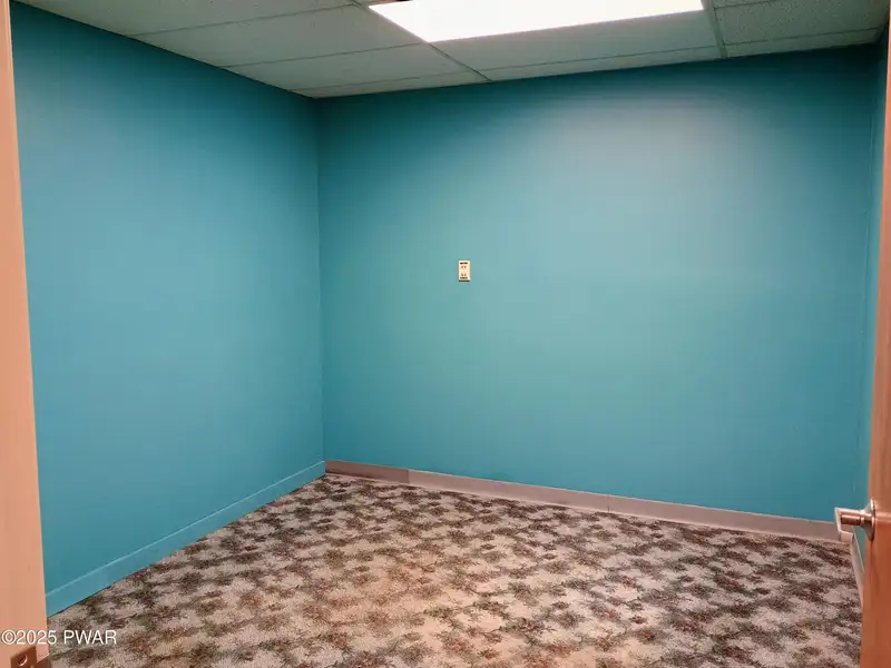 Prime 3,060 Sq Ft Office Space in Central Location Near I-84