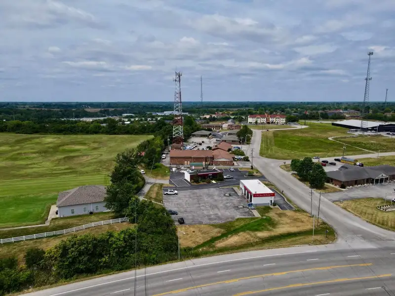 High-traffic B-3 Zoned Commercial Property on Lexington Rd. with Automotive Facility