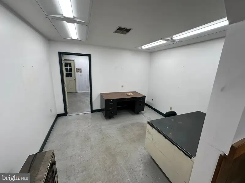 Industrial Building with 6 Bay Truck Repair Facility on 1.47 Acres Near Downtown