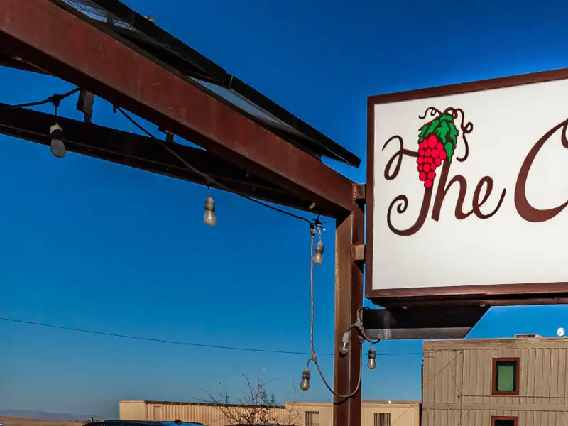 Commercial Building in Sonoita with Equipped Kitchen and Solar Panels