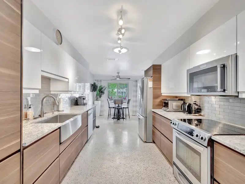 Multi-unit Garden Retreat in Oakland Park with Pool and Upgraded Apartments