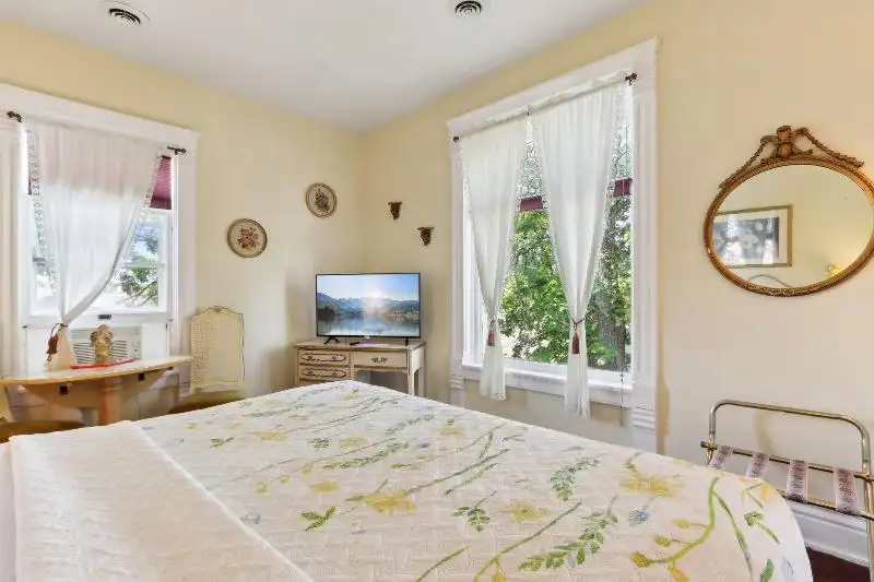 Historic Inn with Guest Suites and Motel Units in Wisconsin Dells