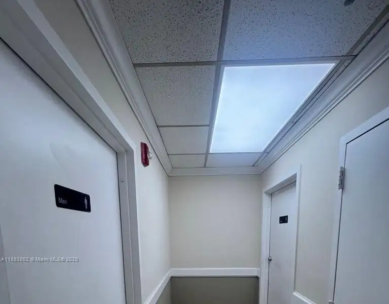 Spacious Corner Medical Office Unit in Central Hialeah – 2,552 Sq Ft