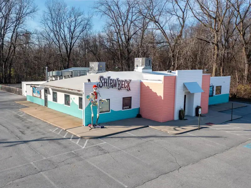 Renovated Commercial Building with Land for Sale in Central Location, Ideal for Restaurant